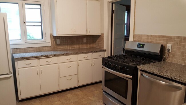 Kitchen - 210 Warwick St SE