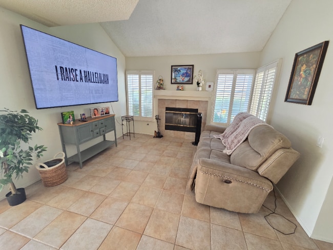 Building Photo - 740 Edgewater Dr