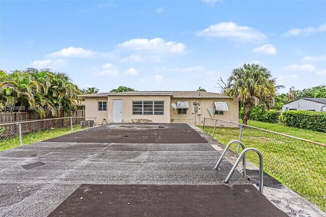 Foto del edificio - 13020 NW 1st Ave