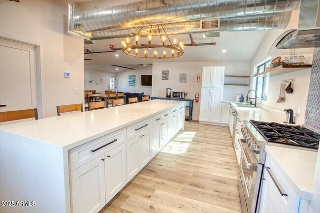 Foto del edificio - 858 E White Mountain Blvd