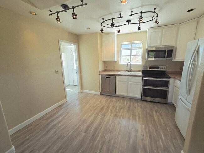 Building Photo - Spacious 3 bed on Fully Fenced 2 acres