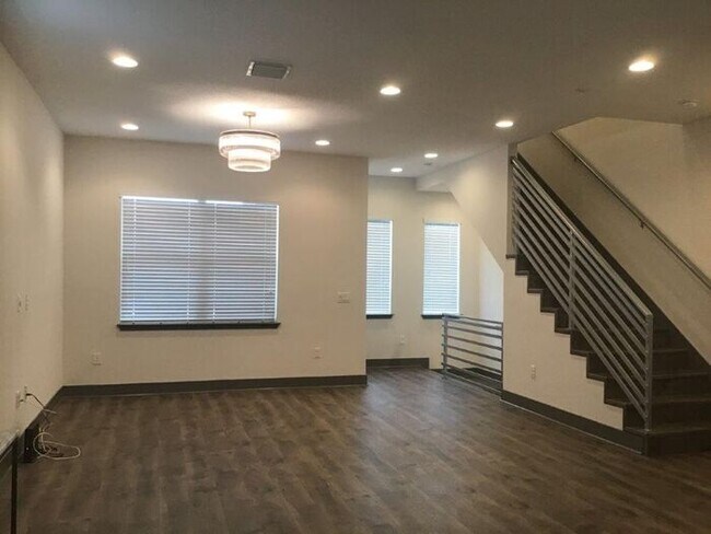 Building Photo - Orlando 3 BEDROOM Townhome Located In SODO