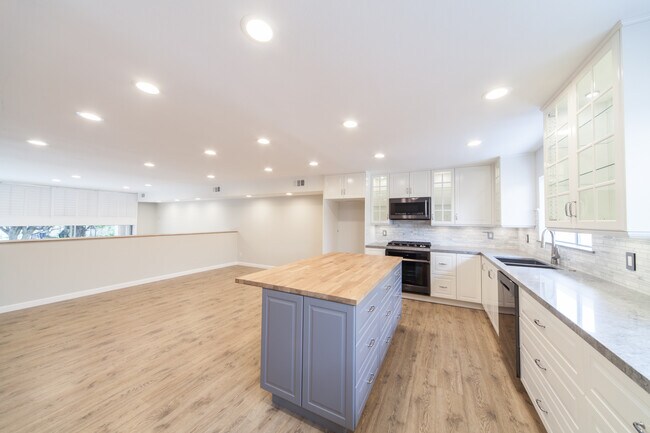 Foto del edificio - 5278 Lindley Ave