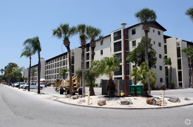 Edificio - Lake Bayshore Condominiums