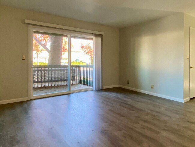 Building Photo - Bright Updated 2 Bedroom 1 Bath Mountain View End-Unit Condo