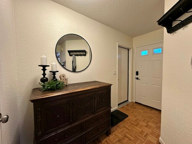 Foto del edificio - 4310 Cowell Blvd