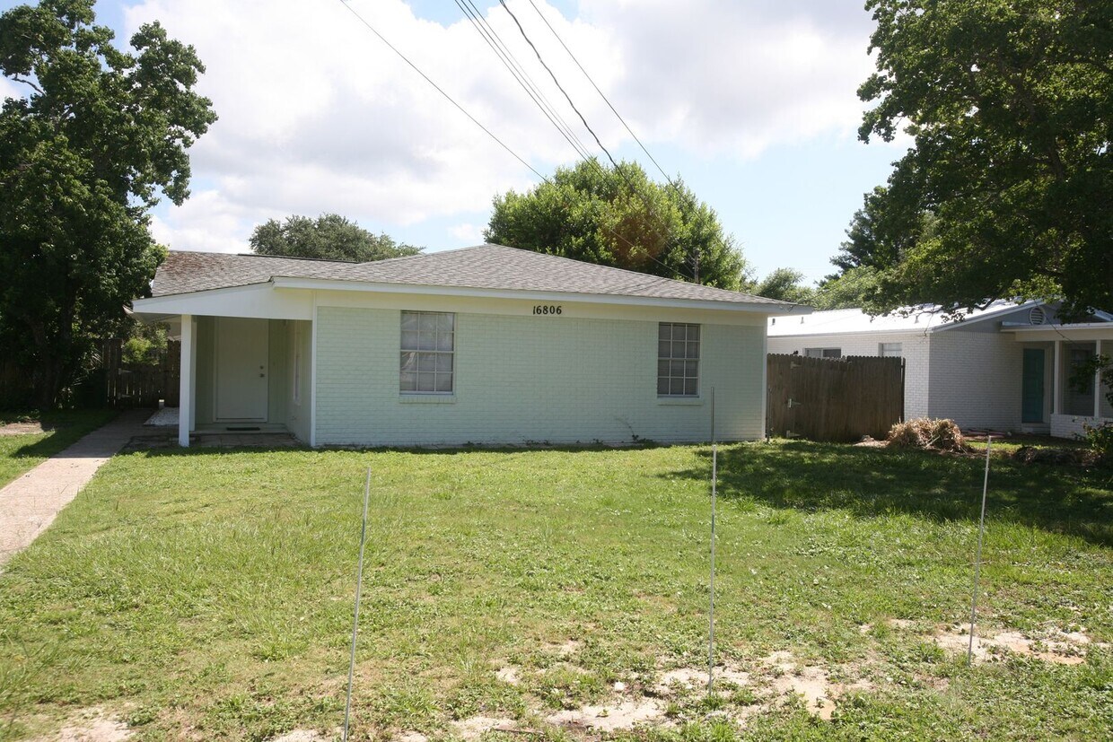 Foto principal - 16806 Castile Ave