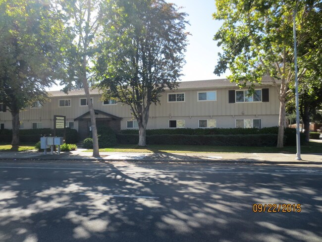 Building Photo - 1610 Cloverdale Ln