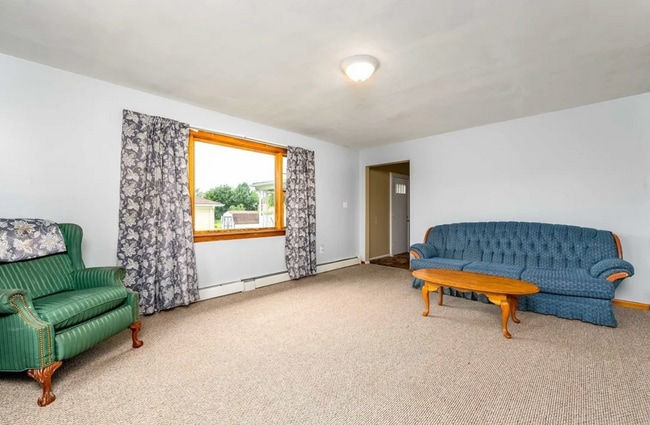 Building Photo - 3 Bed 1.5 Bath- Aliquippa PA