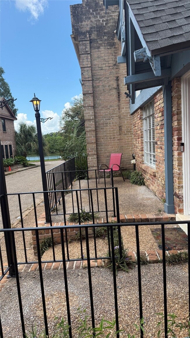 Building Photo - 1219 Saxony Ln