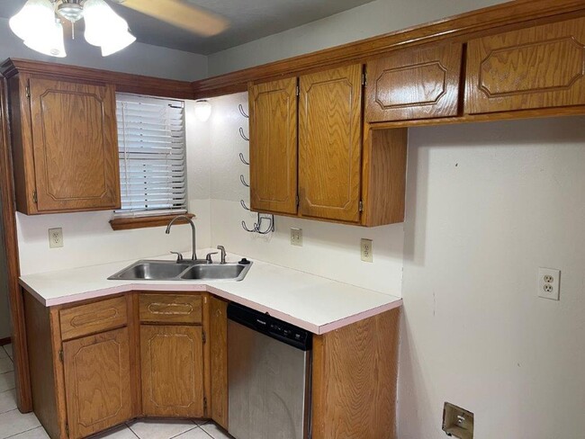Building Photo - Large Covered Patio, Great neighborhood, w...