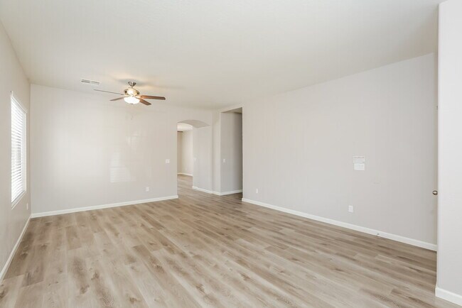 Building Photo - 9419 W Elwood St
