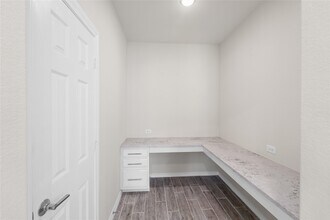 Building Photo - 25119 Sundance Park Ln