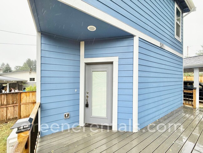 Foto del edificio - Modern 1-Bedroom Home with Yard, Deck & Ca...