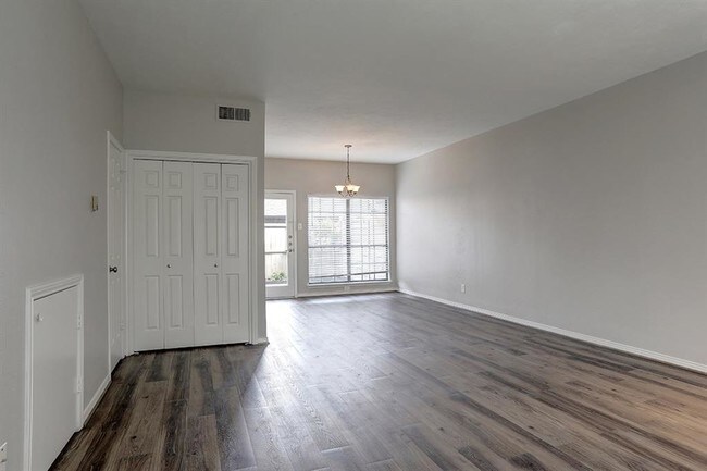 Building Photo - 9910 Royal Ln