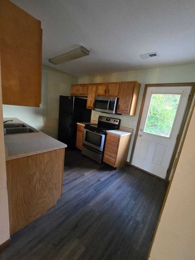 Building Photo - 3 bedroom 2 bathroom