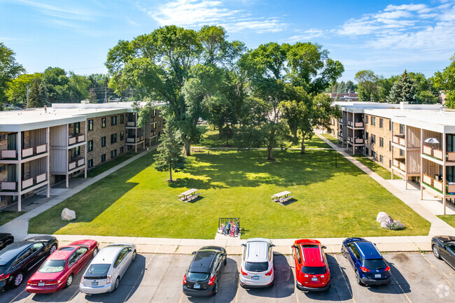 Courtyard - Highcrest Manor Apartments