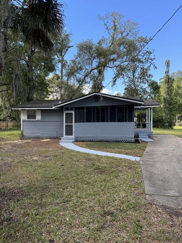 Foto principal - 3 bedroom in Jacksonville FL 32225