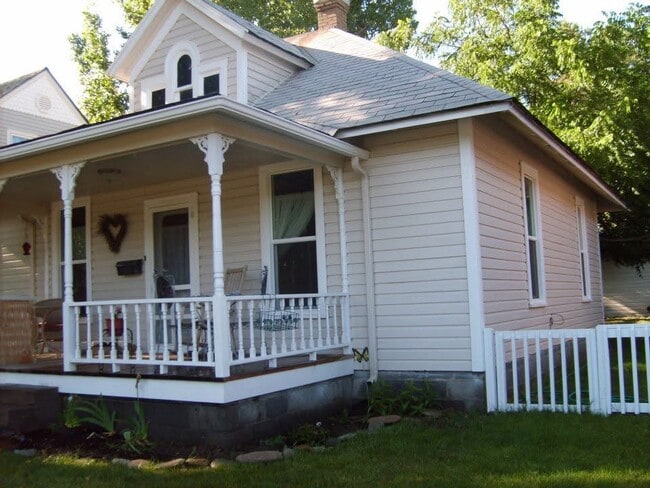 Building Photo - 405 E Main St