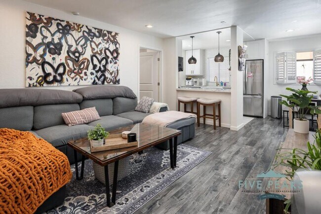 Foto del edificio - 3142 Midway Dr, B210