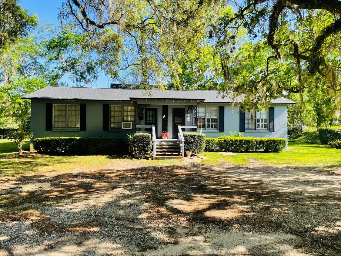 Primary Photo - Charmer in the NW close to Lake Jackson- a...