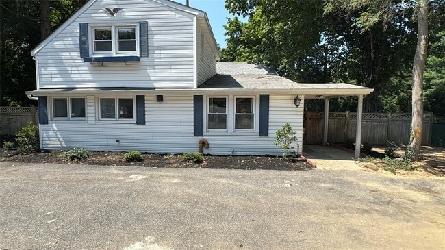 Foto del edificio - 232 Brookville Rd