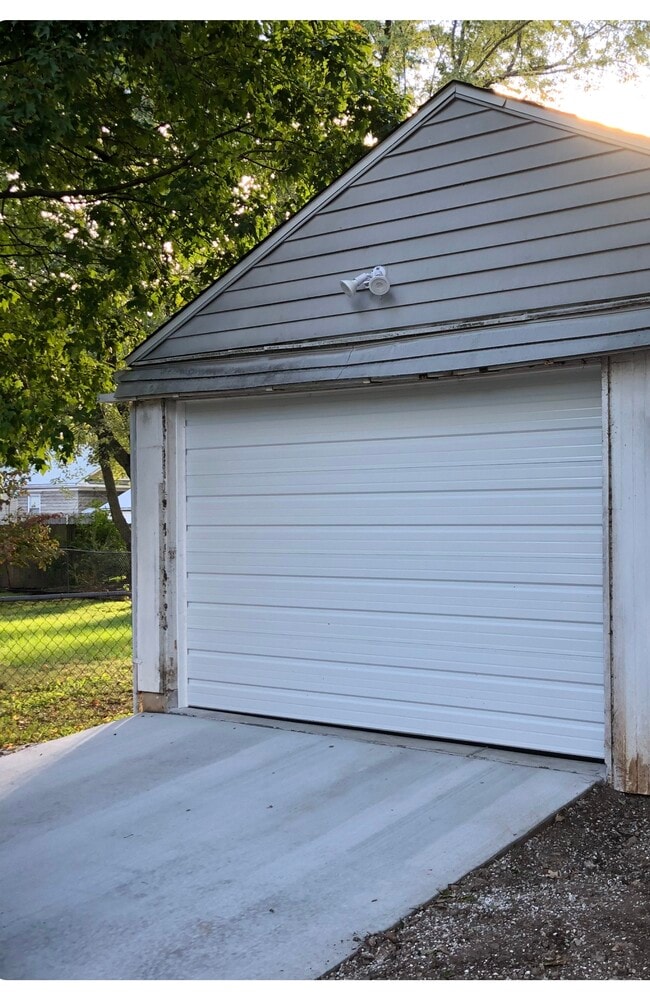 One Car Oversized Garage - 1016 E Blaine St