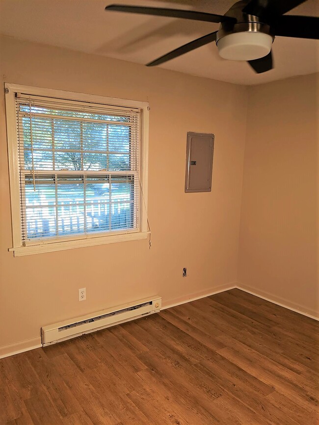 Building Photo - 127 Sanders Ct