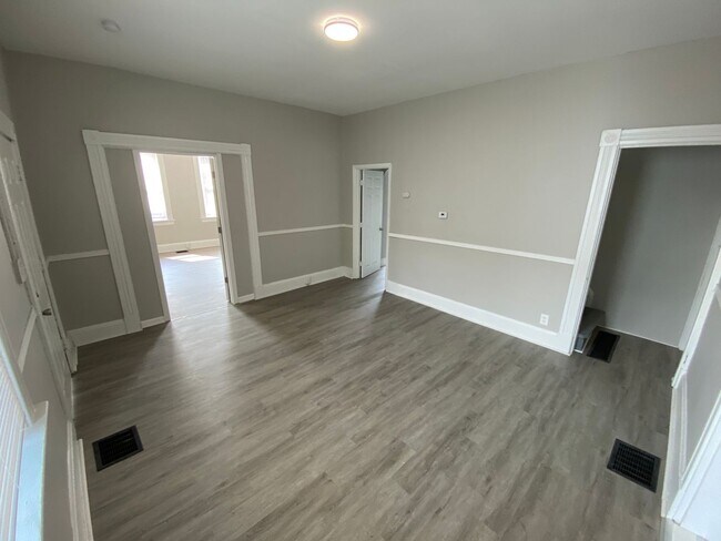 Building Photo - Charming Single Family in Hamilton!: New Y...