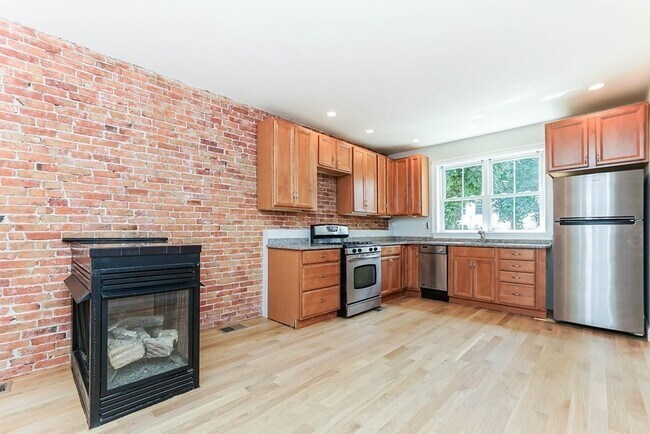 Building Photo - 665 E 6th St