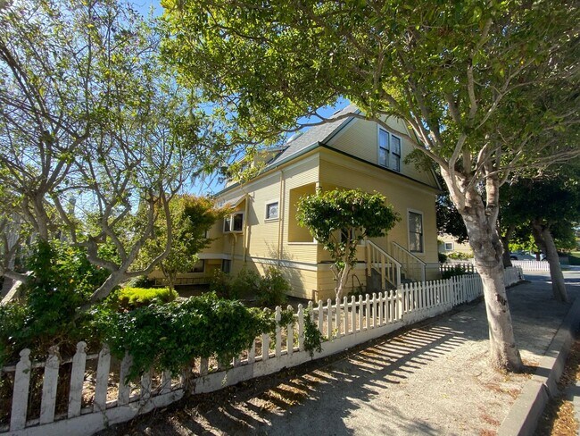 Foto del edificio - Pacific Grove Historical 3 Bed 2 Bath