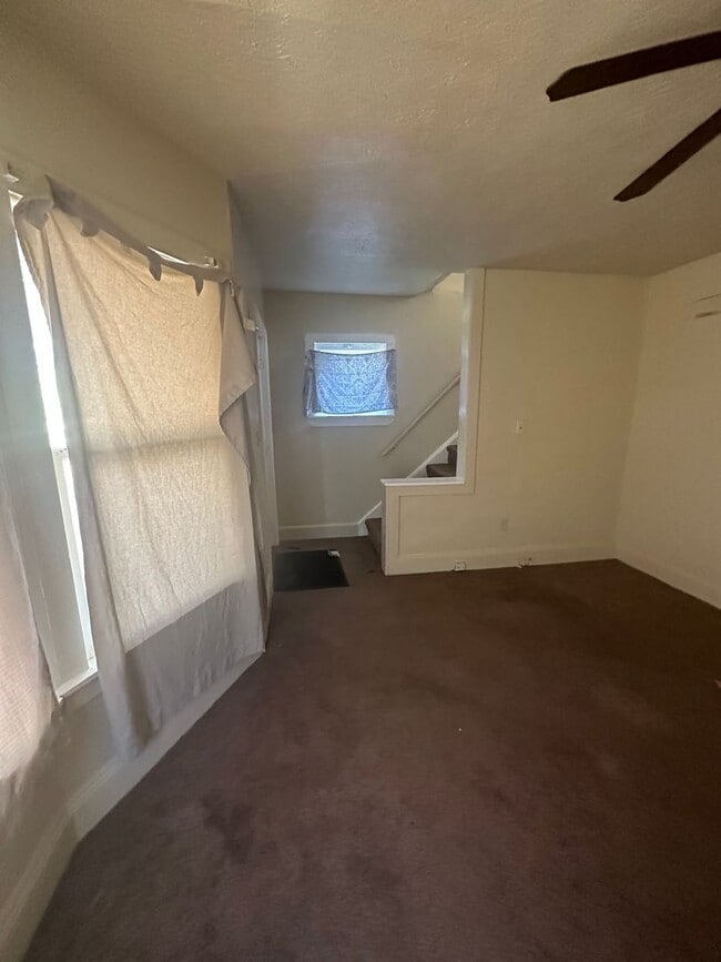 Building Photo - 2bd Single Cash Pay