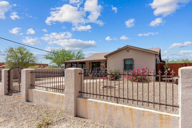 Building Photo - Gorgeous home near UA