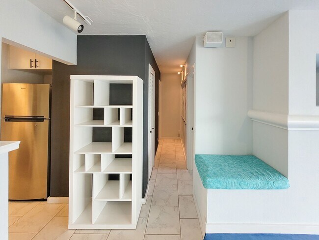 Foto del edificio - AVAILABLE 11/3/25 1BR / 1Bath / 1Pkg Condo...