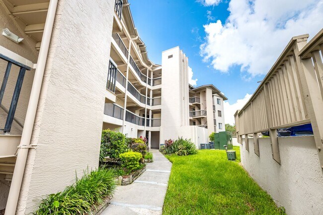 Foto del edificio - Spectacular 2 Bed/2Bath LAKE FRONT Condo F...