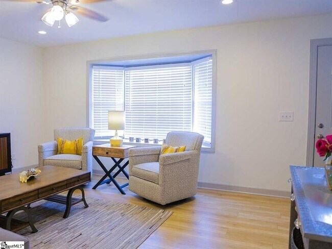 Foto del edificio - Greenville - Beautifully Renovated 3 BR/1....