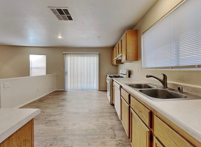 Building Photo - 4640 Swaying Palms Dr