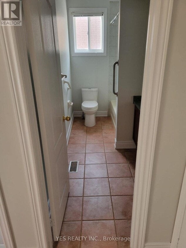 Building Photo - 24 Twin Willow Crescent