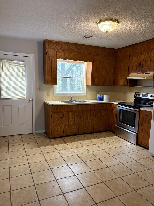 Kitchen - 133 Fairview Dr NW