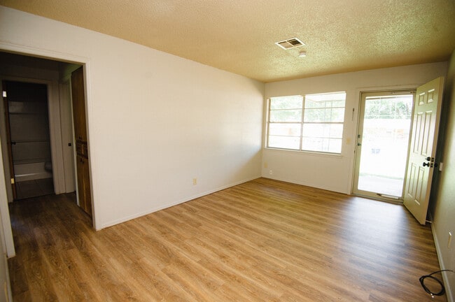 Building Photo - 2407 N Park Dr