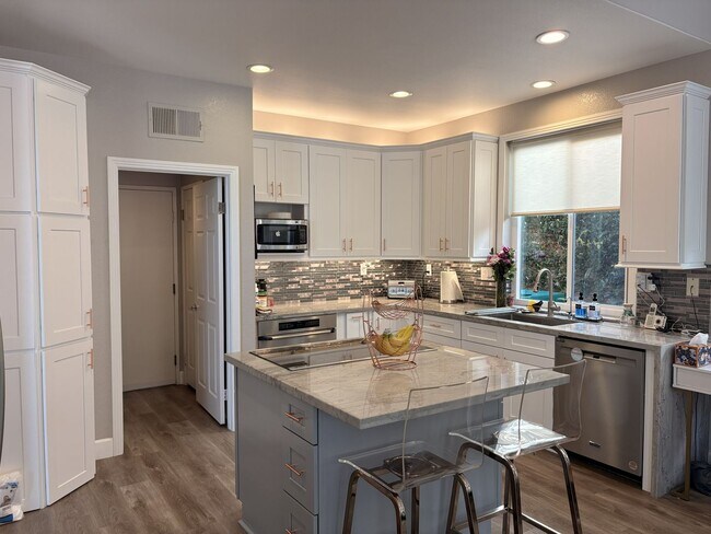Foto del edificio - Immaculate 3-bedroom home in Scripps Ranch with Solar