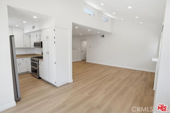 Building Photo - 10566 Sunland Blvd