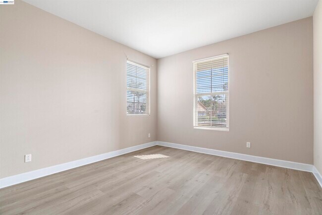 Foto del edificio - 967 Dainty Ave