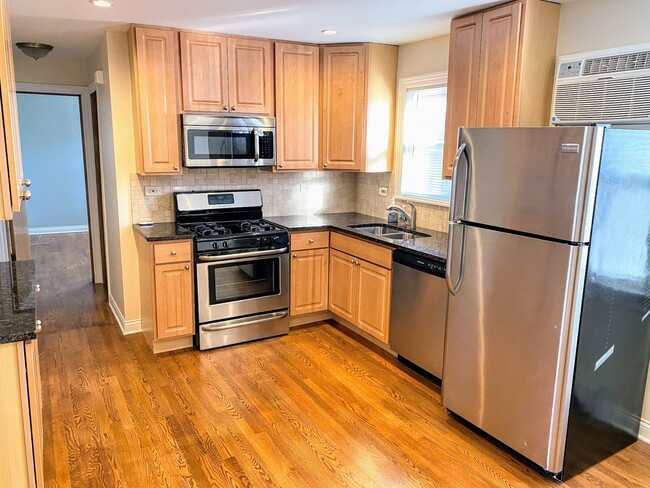 Foto del edificio - 2546 N Laramie Ave