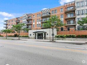 Building Photo - 135 S York St