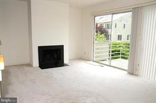 Foto del edificio - Listed by Carol Welsh