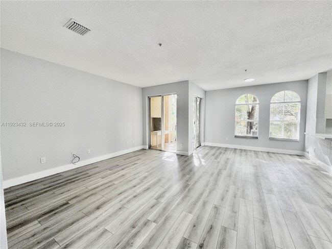 Building Photo - 120 Jacaranda Country Club Dr