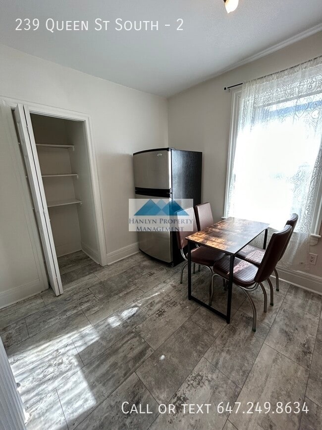 Photo du bâtiment - 239 Queen St S