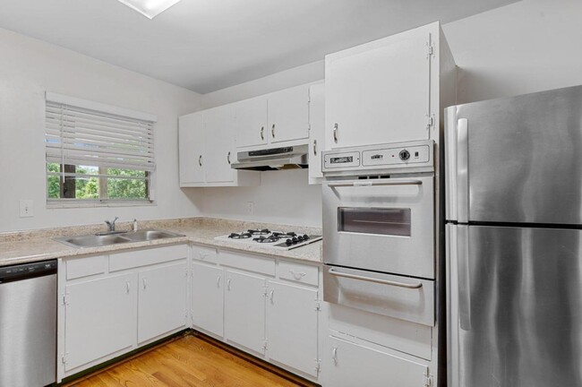 Building Photo - 11 Peachtree Hills Ave NE
