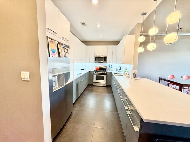 Foto del edificio - Stunning 2 Bed 2 Bath Plus Lofted Den in the Wicker Park area